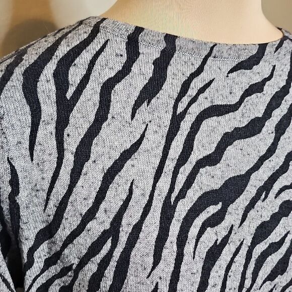 Garnet Hill Cashmere Silk Blend Black Gray Zebra Stripe Pattern Sweater Small - Picture 2 of 6